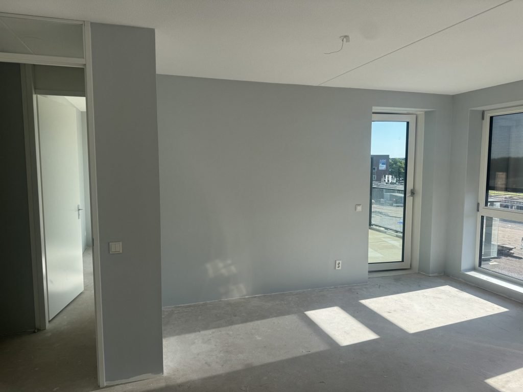 Kamer met kale grijze wanden en een betonvloer, klaar voor de volgende laag